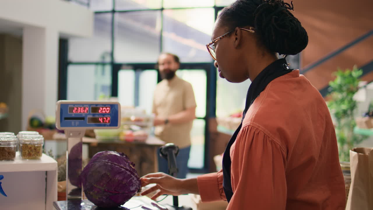 mujer vendedora usando la balanza en el registro