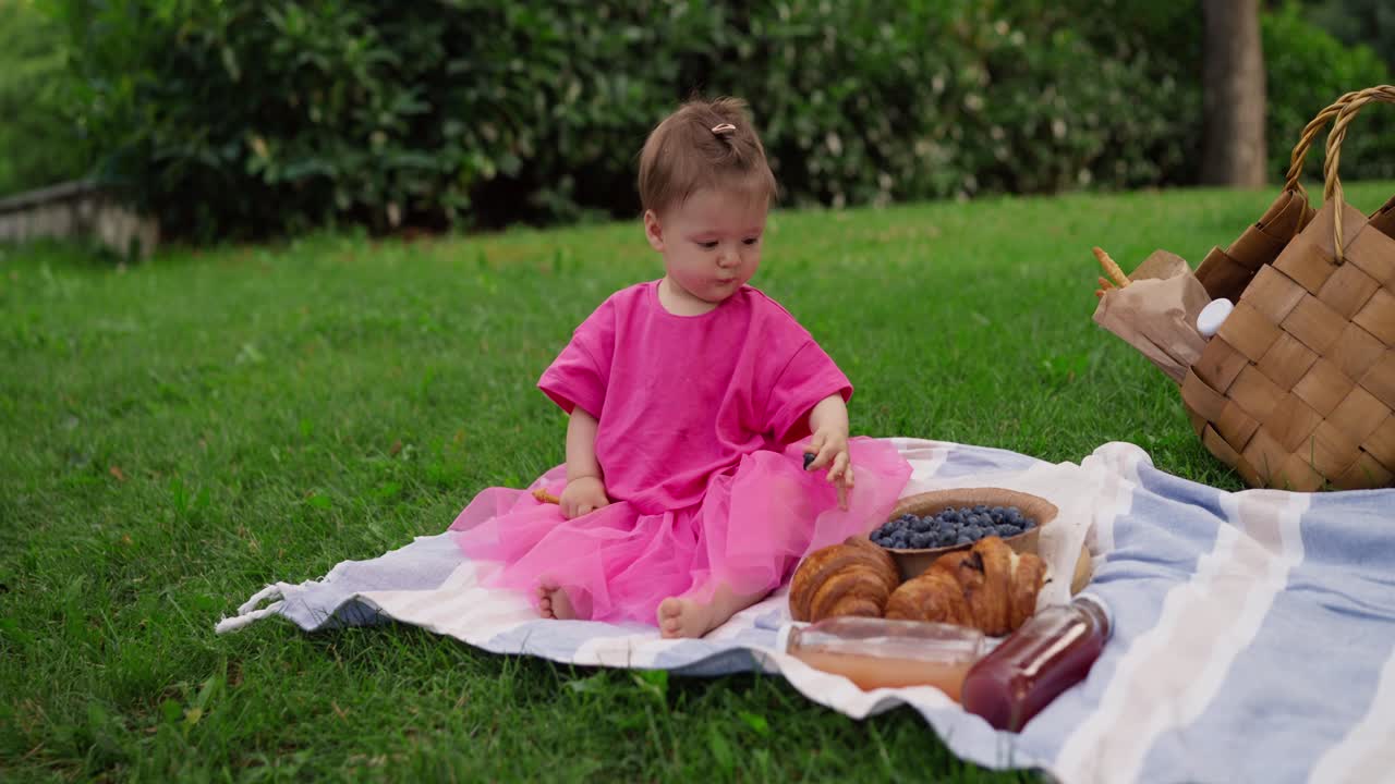 una niña linda disfruta de un picnic en el parque