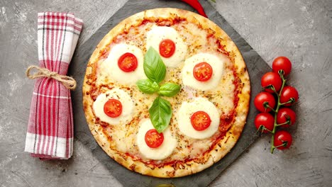 Pizza-Casera-Con-Tomate-Mozzarella