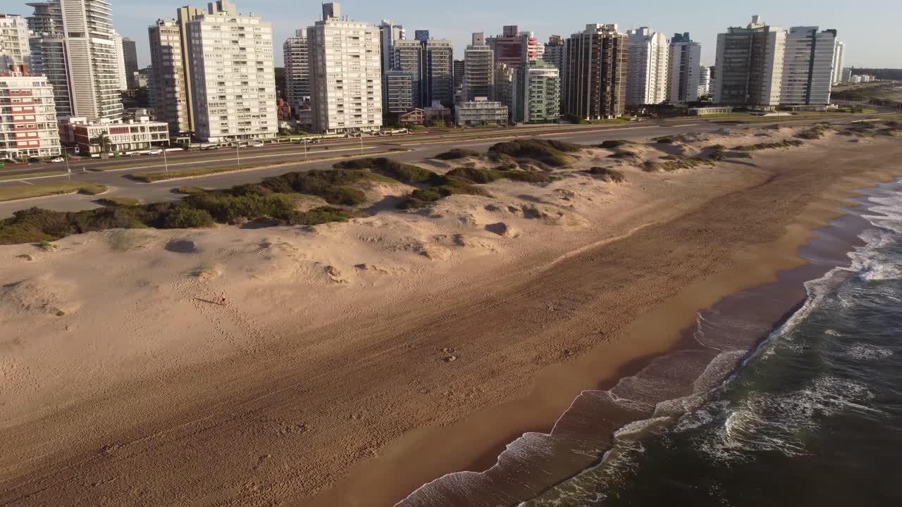 un dron panea sobre la playa al amanecer en punta del este