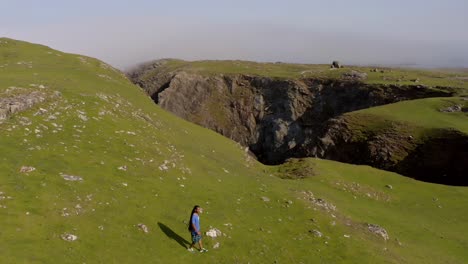 Einsamer-Mann-Mit-Dreads-In-Atemberaubender-Irischer-Landschaft