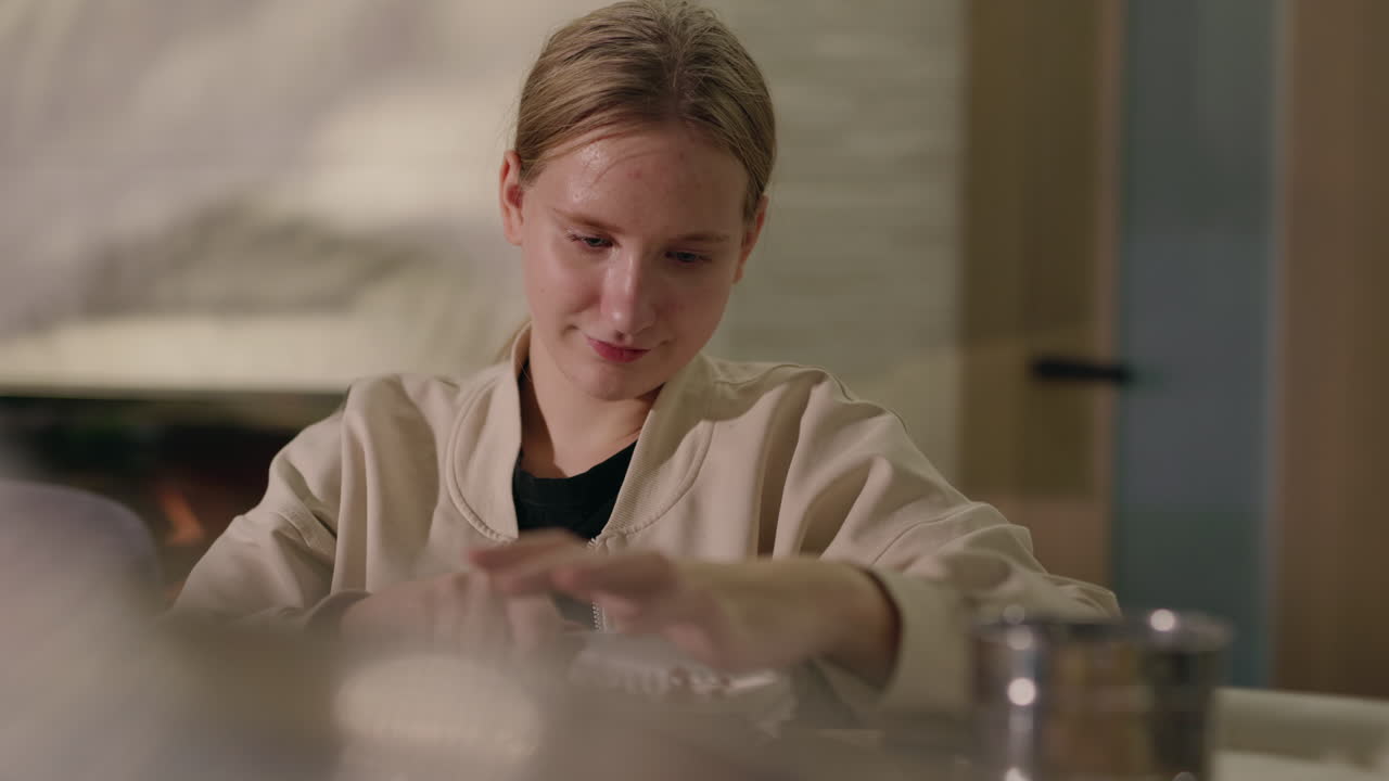 선물을 열고 있는 젊은 여성