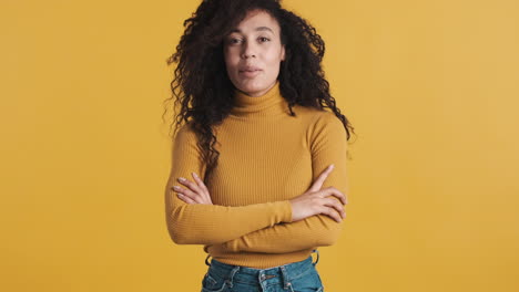 Afroamerikanische-Selbstbewusste-Frau-Auf-Orangefarbenem-Hintergrund.