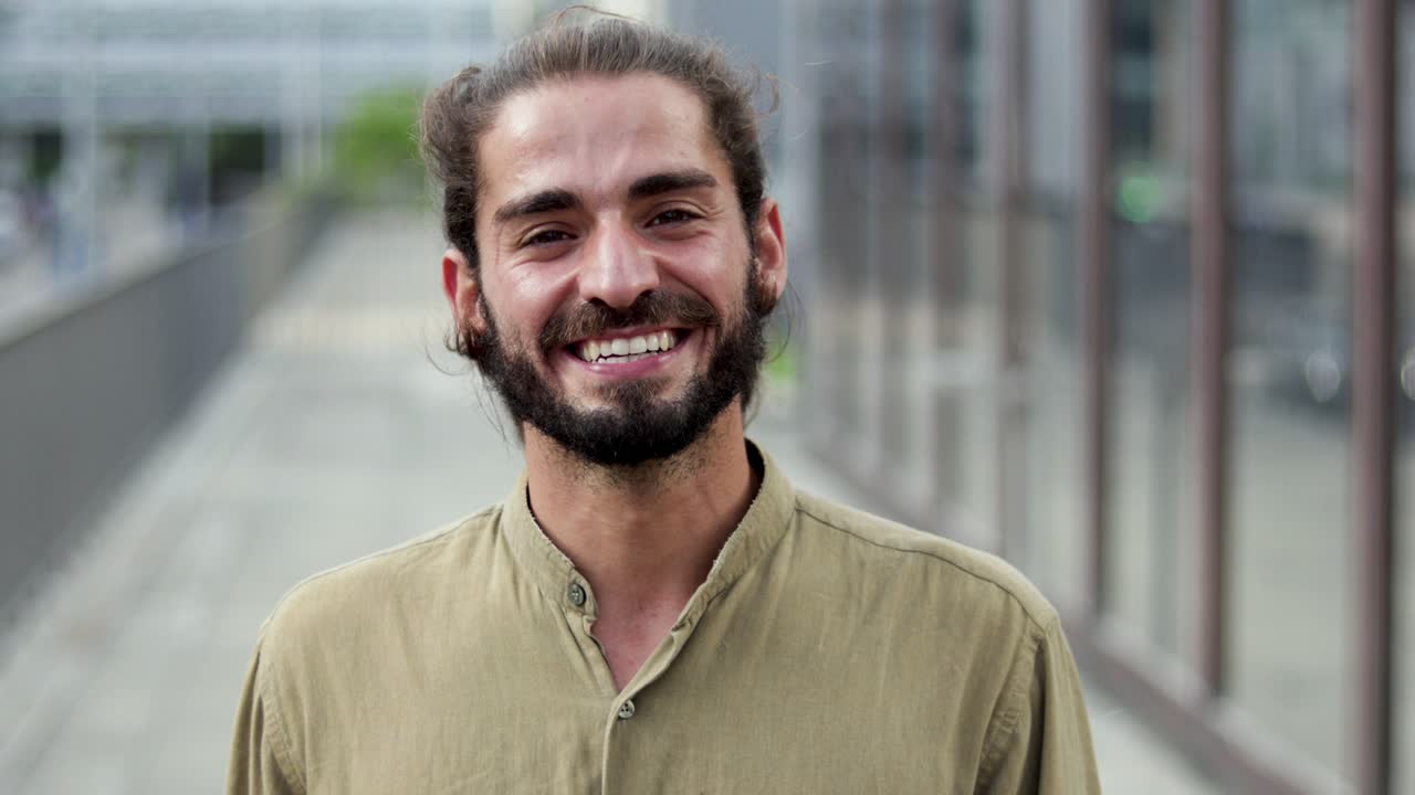 hombre alegre sonriendo a la cámara