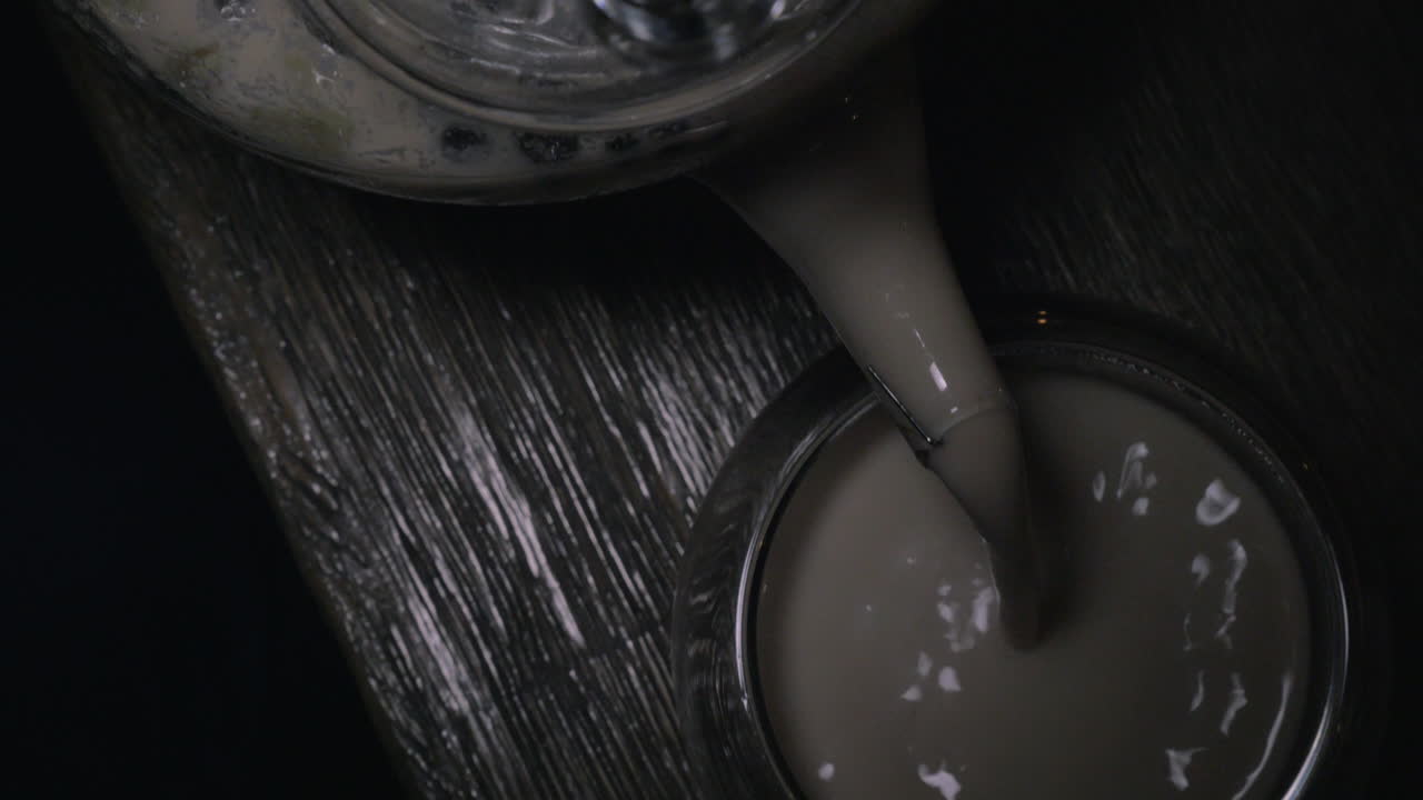 마살라 차 를 제공 하는 모습