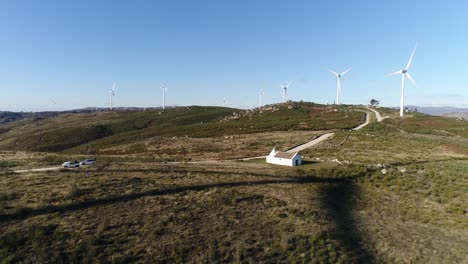 Molinos-De-Viento-A-Lo-Largo-De-Un-Camino-Rural