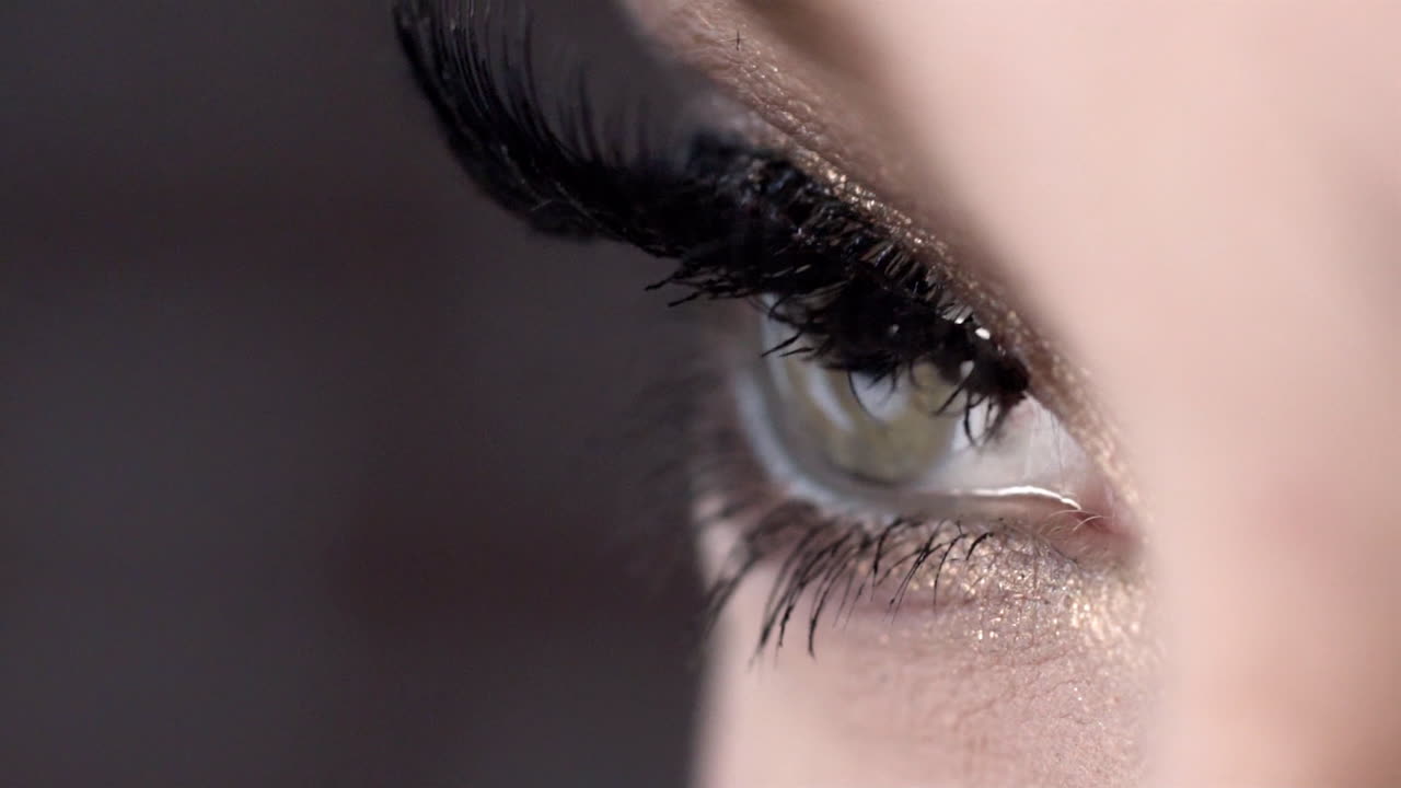 primer plano del ojo de una mujer con maquillaje glamuroso