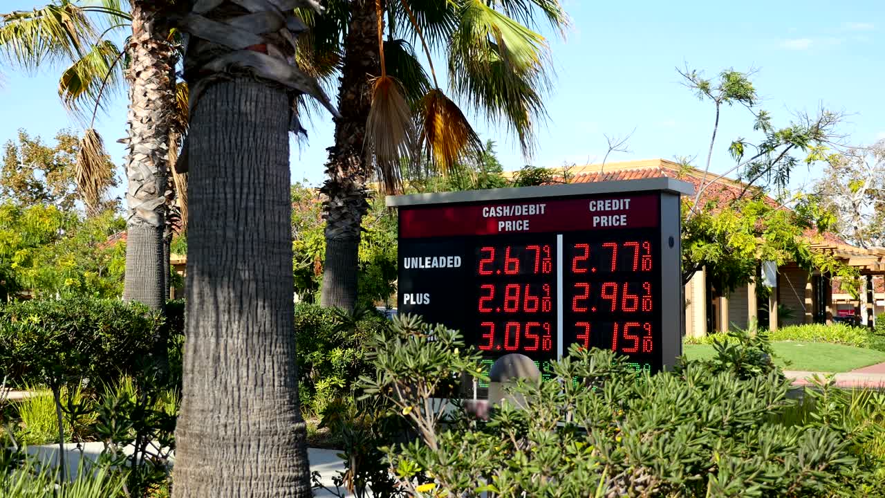 los precios en la gasolinera en california en 4k