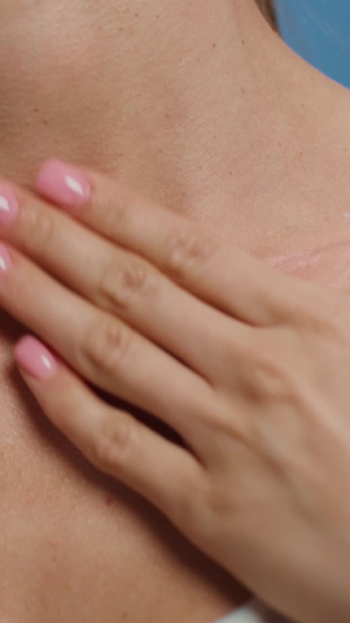 la aplicación de crema en el cuello