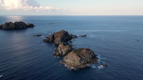 vista orbitale del drone di piccole isole rocciose