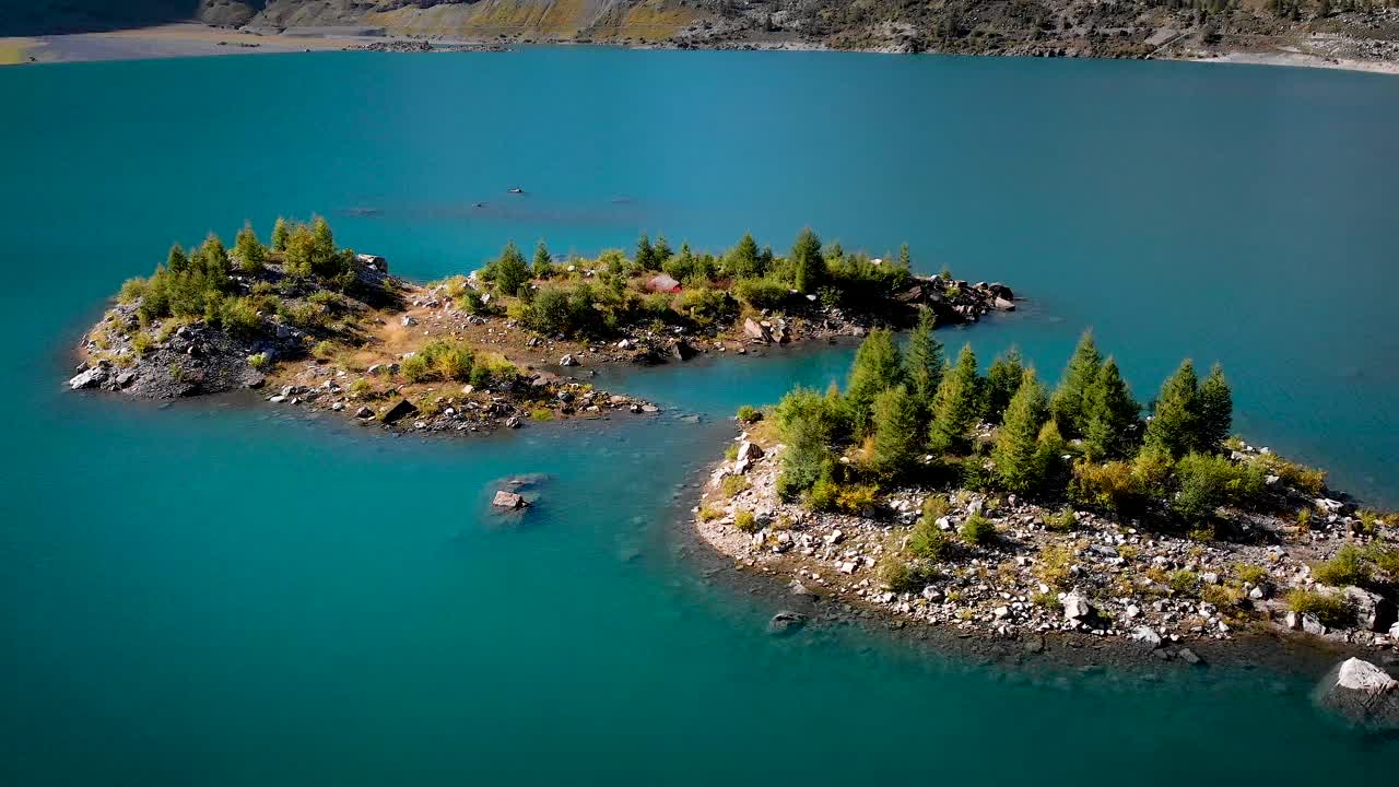 스위스 알프스 산맥의 은 가을 날, 스위스 발레에 있는 라프 호수 (lac-de-salonne) 의 푸른 물 속에 있는 숲이 은 섬들 위를 날아다니는 공중 비행