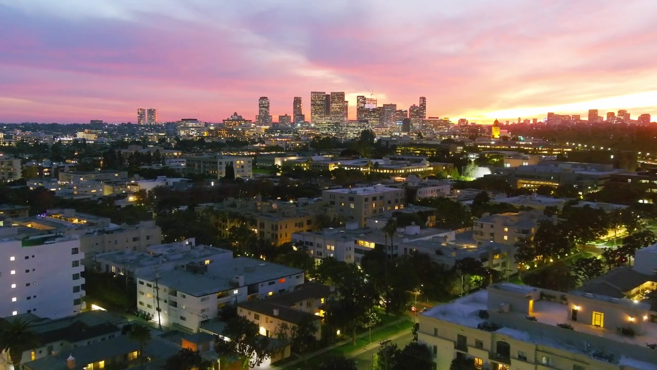 Veduta aerea | Beverly Hills | Century City sullo sfondo | Illuminazione serale.