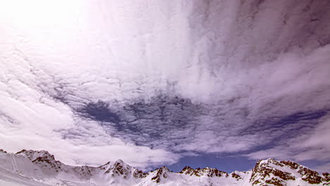 disparo en ángulo bajo de la cordillera cubierta de nieve blanca durante la primavera