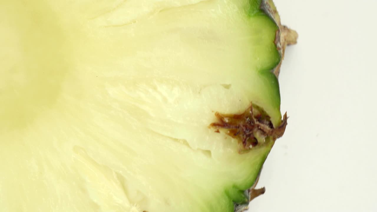 턴테이블에서 회전하는 파인애플 조각의 클로즈업