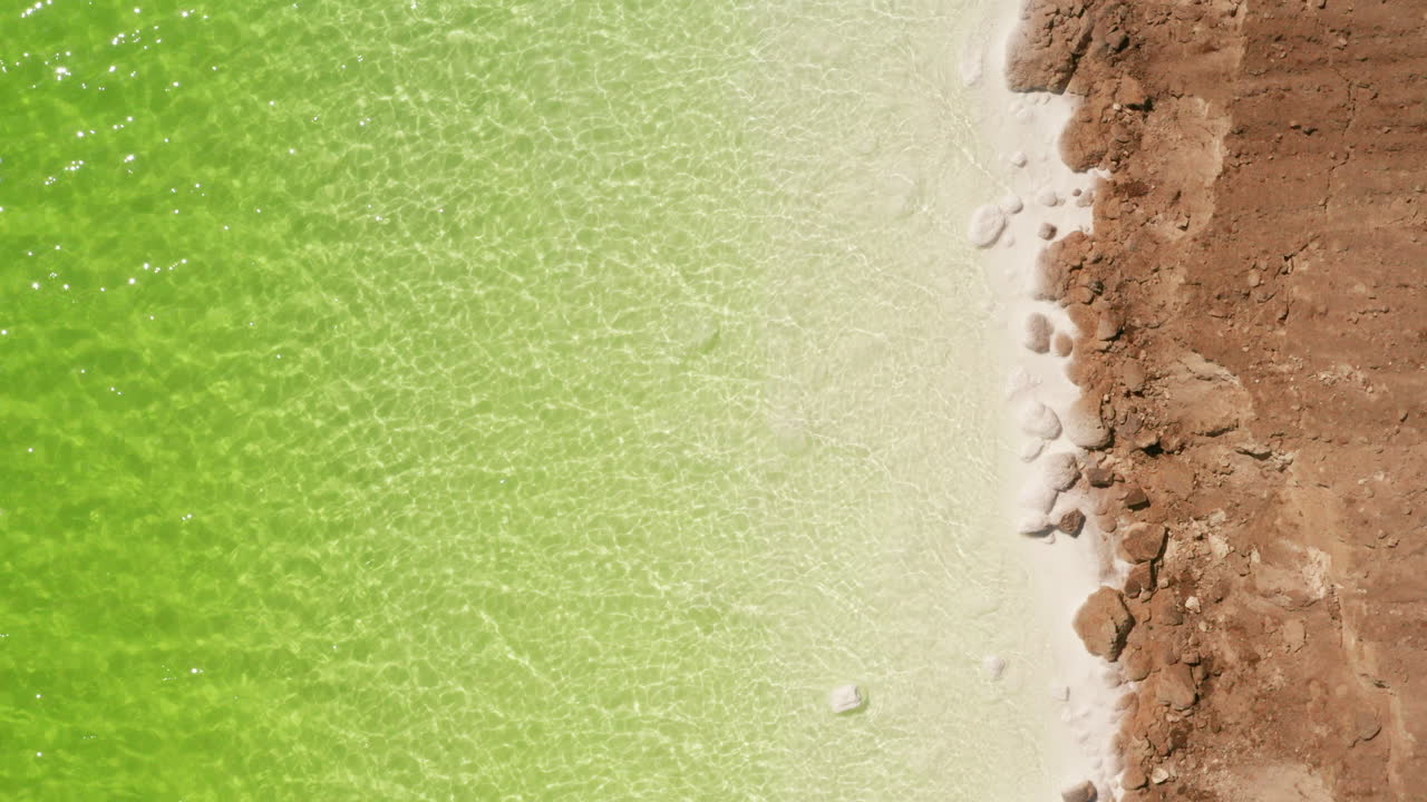 el lago verde salino, el fondo del lago natural.