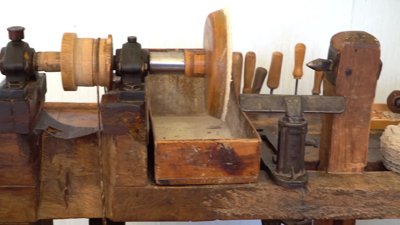 은 버 가공 기계.