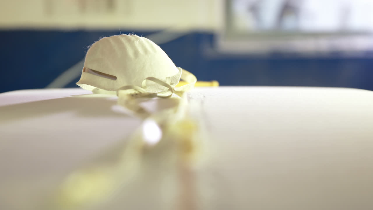 tabla de surf y máscara de polvo en el taller 4k