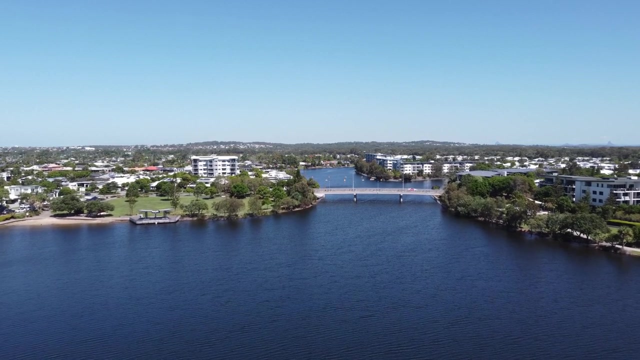4K záběry laguny s apartmány na nábřeží a mostem přes kanál v Austrálii.