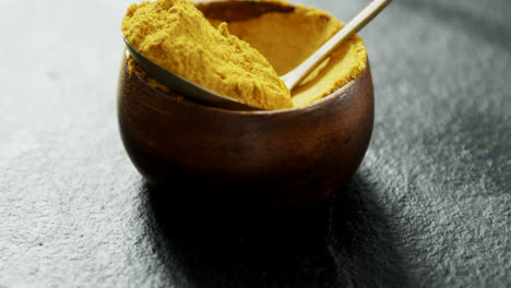 Turmeric-powder-in-bowl-4k