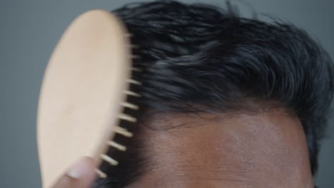 hombre cepillándose el cabello