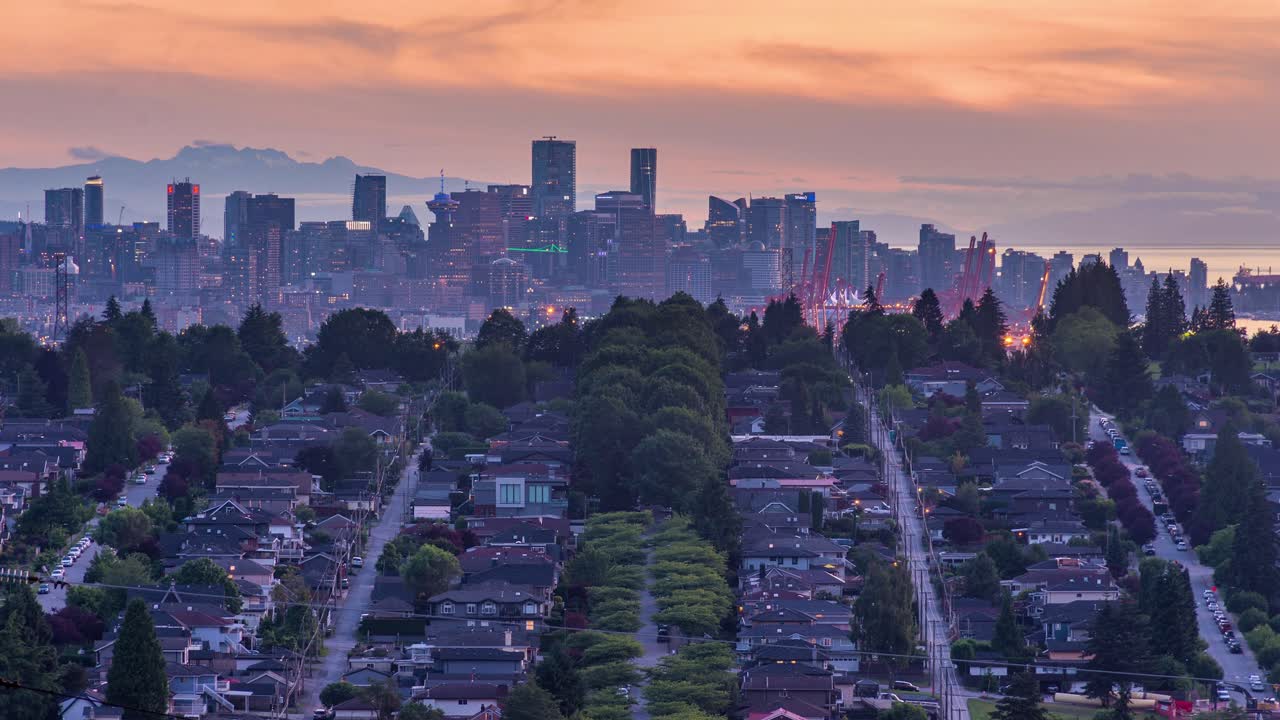 해가 지는 것부터 블루 아워까지의 도시 스카이라인의 타임 라프스