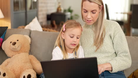 portátil, e aprendizaje y madre con hijo en el sofá