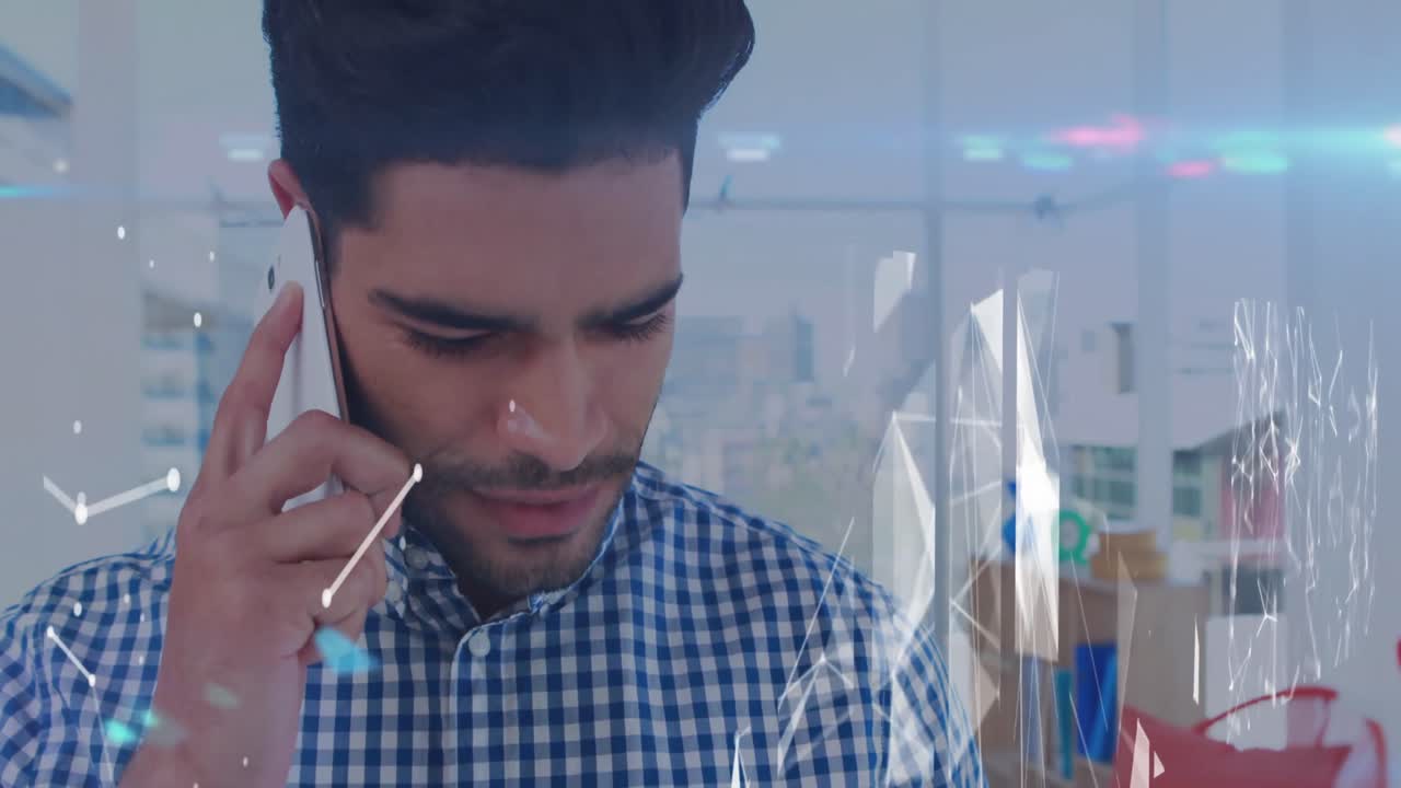 pantallas de red de conexiones contra el hombre hablando en el teléfono inteligente