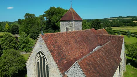 eine absteigende aufnahme der westmauer und des fensters der st. lawrence the martyr church in godmersham