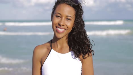 Schöne-Schwarze-Frau-Im-Bikini-Am-Strand