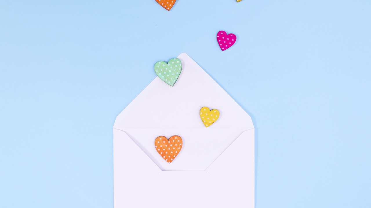 los corazones coloridos salen de un sobre blanco.