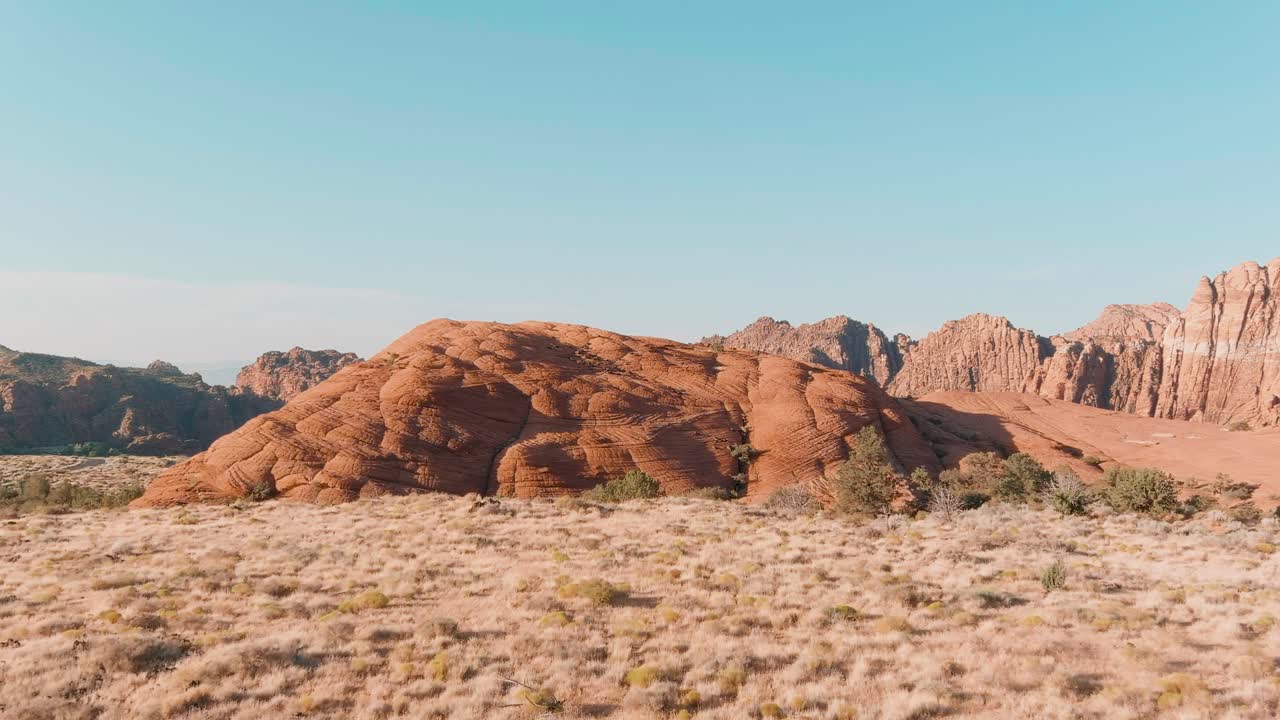 antena empujando hacia el antiguo montículo de flujo de lava en el desierto