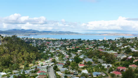 Drone-Flyover-Pintorescos-Tejados-De-La-Ciudad-De-Hobart-Y-Horizonte-Sobre-El-Río,-Tasmania-4k-Cámara-Lenta