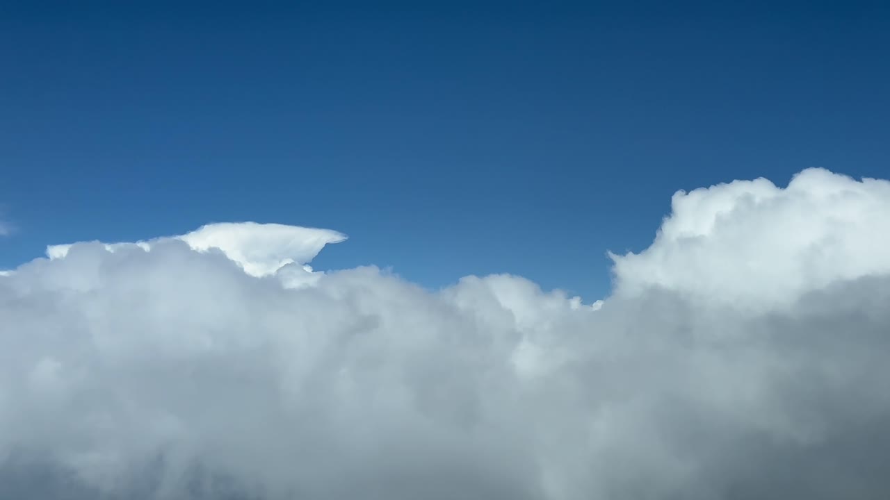 에서 비행기의 조종사가 보는 바와 같이 폭풍우 구름으로 가득 찬 파란 하늘을 날아다니는 몰입력있는 pov