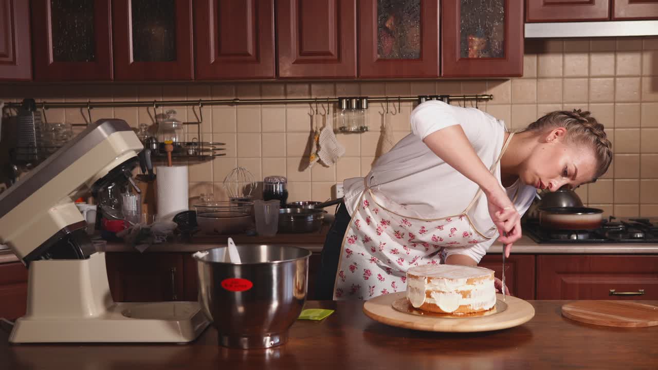 mujer horneando un pastel de capa