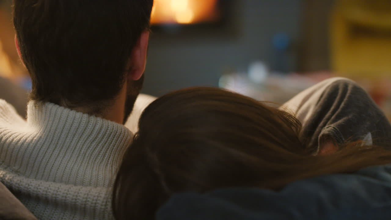 손을 잡고 있는 젊은 부부