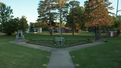 Aufsteigende-Drohnenansicht-Des-North-American-Memorial-Park-Zur-Goldenen-Stunde