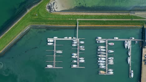 Vista-De-Arriba-Hacia-Abajo-De-Los-Barcos-En-El-Puerto