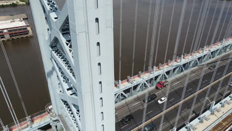 vista inclinada del puente benjamin franklin que conecta filadelfia y nueva jersey filmada en dji mavic air 2 en 4k, el color es d-cinelike