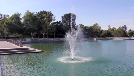 parque del lago irvine en irvine california durante el caluroso día de verano