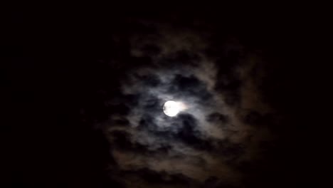 misterioso cielo nocturno con nubes de luna llena en un cielo noctur no