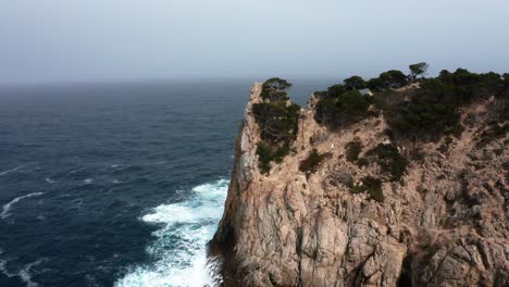 Acantilados-De-Mallorca-En-Un-Día-Nublado-Y-Brumoso-Con-Olas-Rompiendo-En-La-Orilla