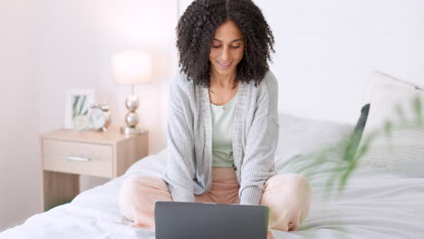 escritora de blog escribiendo con una computadora portátil para internet