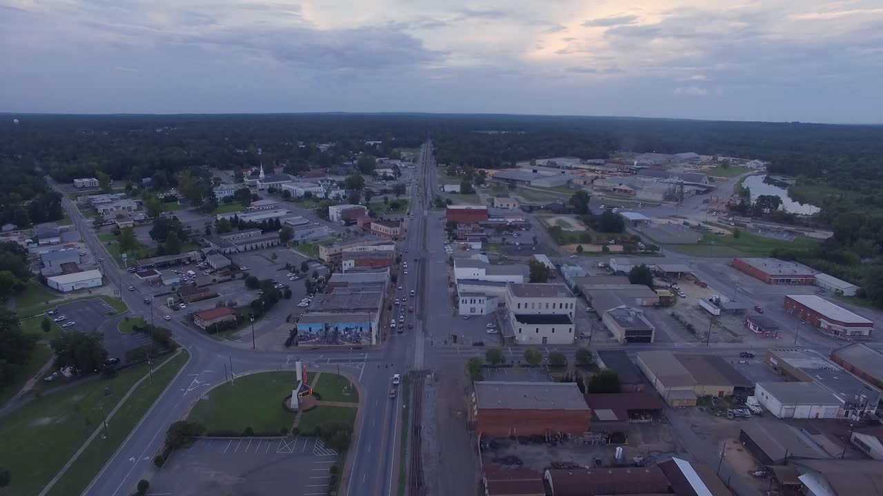 Pienen eteläisen kaupungin keskusta – 4k-dronekuva pääkadun yllä auringonlaskun aikaan