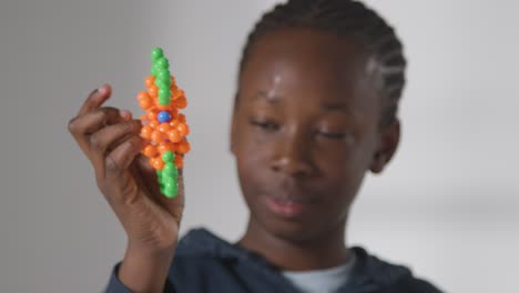 niño en espectro asd jugando con rompecabezas de forma sobre fondo blanco 4