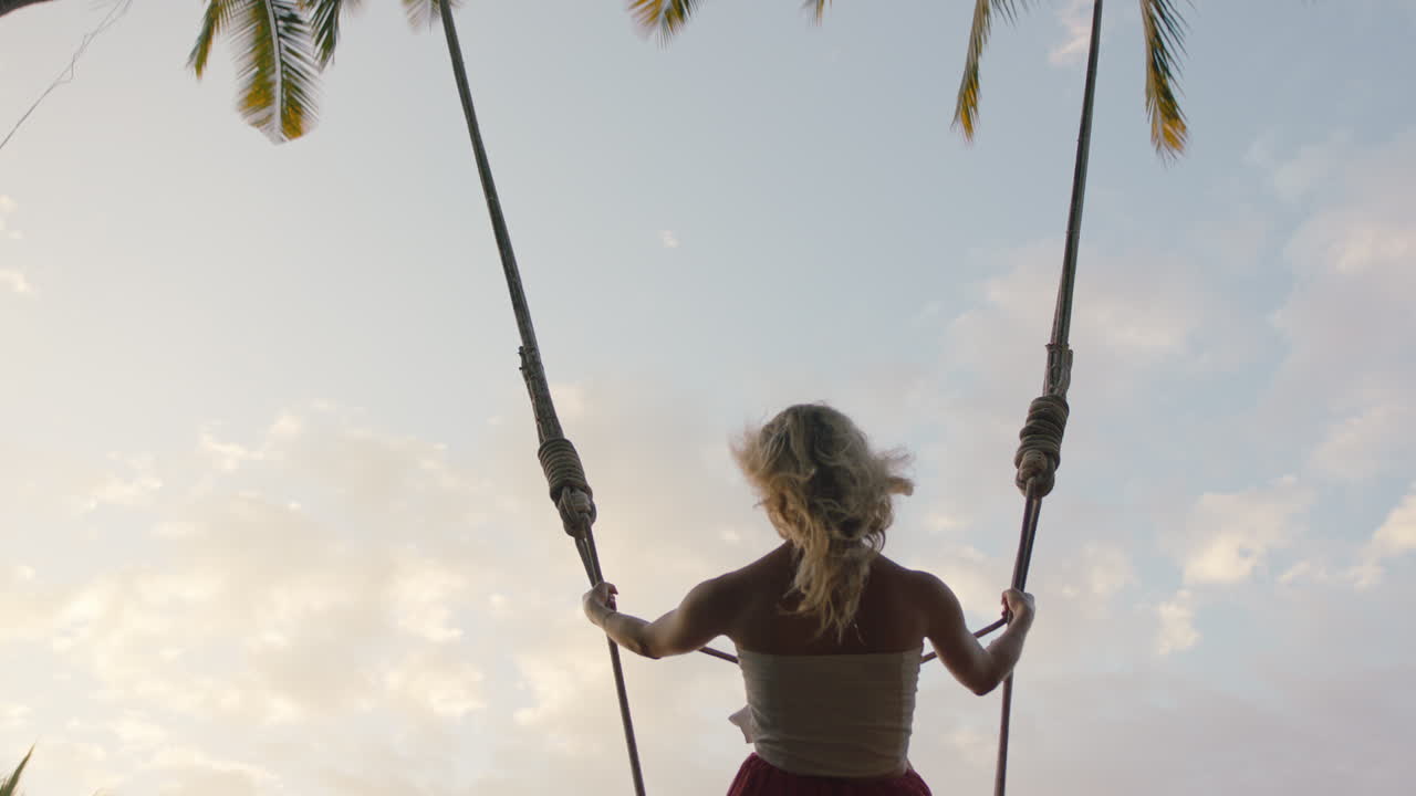 donna in slow motion che si oscilla sulla giungla all'alba ragazza in viaggio che si gode vacanze esotiche in oscillazione nella foresta pluviale tropicale stile di vita di vacanza libertà 4k