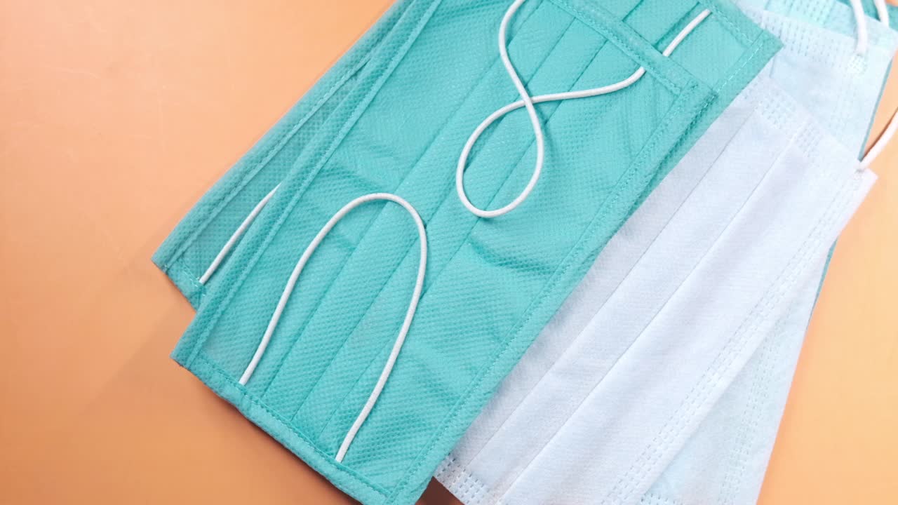 una pila de máscaras faciales