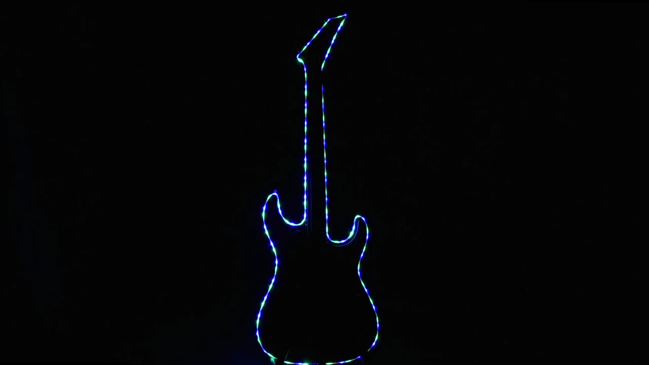 ゆっくりと色が変化するマルチカラーLEDが付いたエレキギターの形