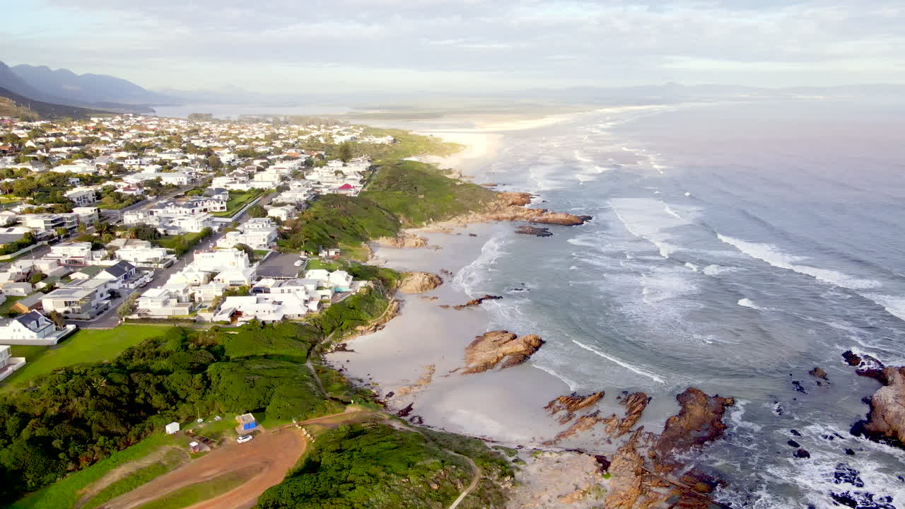 vista panorámica de drones de alto ángulo sobre la costa arenosa de las playas de hermanus