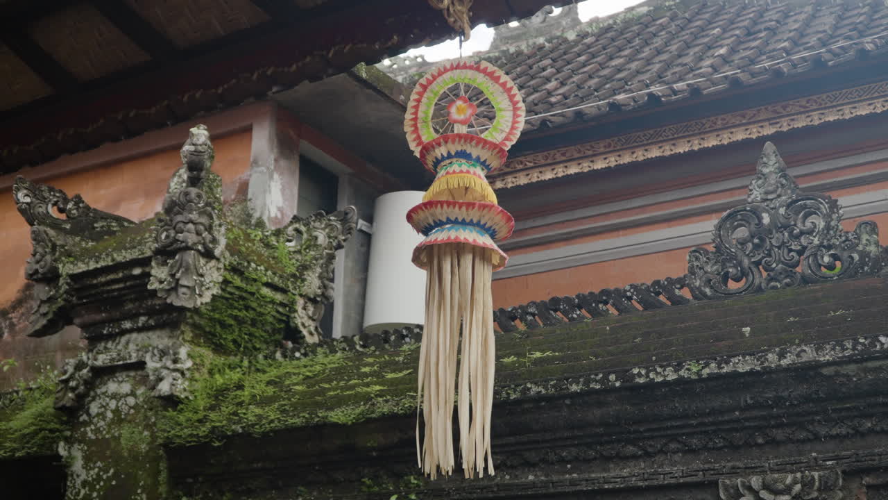 decoración de paja colgada hecha a mano en el palacio de ubud, bali, indonesia - disparo de paralaje