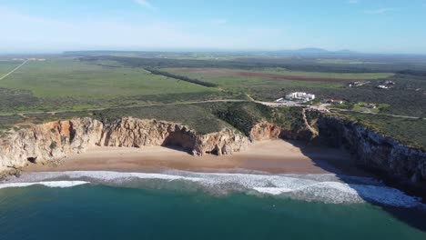 Beliche-Beach-In-Sagres,-Schöne-Wellen-Und-Sonniges-Wetter,-Droneshot